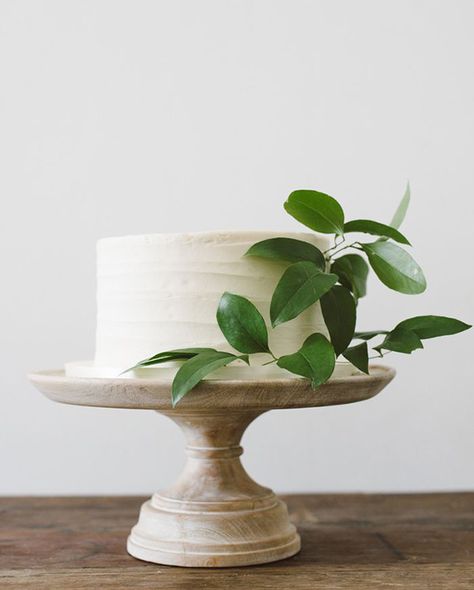 pretty-simple-single-tier-wedding-cake 1 Tier Wedding Cakes, Luxury Wedding Cake Design, Wedding Cake Designs Elegant, Wedding Cake Designs Simple, Wedding Cake Centerpieces, Mexican Wedding Cake, Minimalist Cake, Wedding Cake Options, Dinner Table Centerpieces