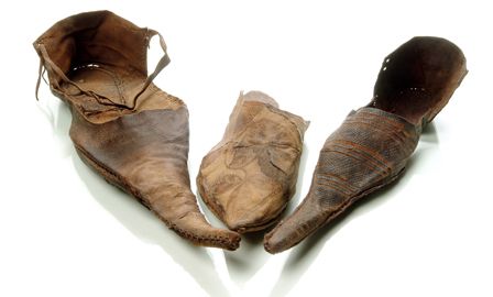 Pointy medieval shoes. Medieval Shoes, Historical Shoes, Museum Of London, Fairy Shoes, Tudor History, Medieval Life, Medieval Style, London Museums, Medieval Clothing