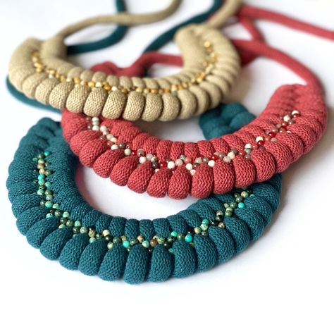 Diy Rope Necklace Tutorial, Clothespin Diy Crafts, Collar Hippie, Simpul Makrame, Macrame Colar, Cotton Cord Necklace, Rope Jewelry, Rope Weave, Personal Style Inspiration