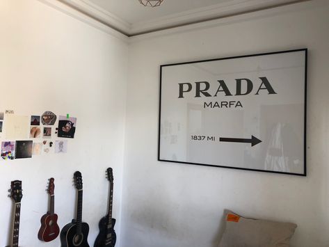 Prada Malfa Decoration Room Gossip Girl Prada Sign Decor, Gossip Girl Bedroom Inspiration, Gossip Girl Room Inspiration, Gossip Girl Room, Gossip Girl Bedroom, Prada Marfa Gossip Girl, Fashion Marketing Career, Gossip Girl Decor, Gossip Girl Birthday