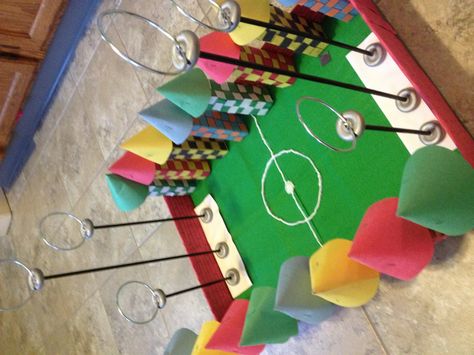 Harry Potter Quidditch Stadium! Harry Potter Projects For School, Diy Quidditch, Quidditch Game Diy, Quidditch Game For Kids, Quidditch Diorama, Harry Potter Quidditch Game, Quidditch Party Game, Harry Potter Party Games, Diorama Kids