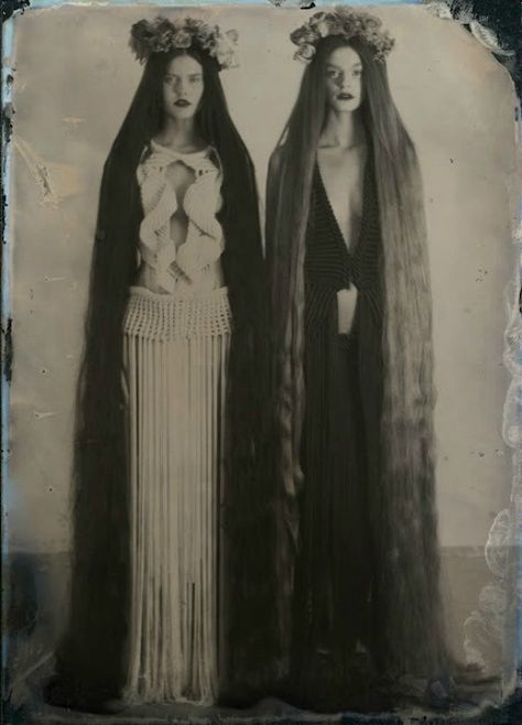 Rosie Welsh Women With Long Hair, Era Victoria, Robert Mapplethorpe, Vintage Versace, Super Long Hair, Season Of The Witch, Witch Aesthetic, Witchy Woman, Vintage Vogue