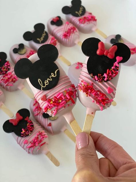 Minnie Mouse Strawberries, Cakecicles Birthday, Mini Mouse Cupcakes Ideas, Disney Cakesicles, Minnie Mouse Cakesicles, Minnie Cakesicles, Mickey Mouse Cakesicles, Mini Mouse Cake Pop, Minnie Mouse Popsicle