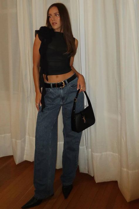 Pointy Boots Outfit Heels, Heels With Baggy Jeans Night Out, Going Out Outfits Baggy Jeans, Black Top Baggy Jeans, Pointy Boot Heels Outfit, Jeans And Black Belt Outfit, Baggy Jeans Night Outfit, Baggy Jeans Outfit Night Out, Baggy Jeans With Pointy Heels