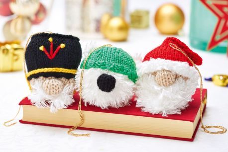 http://www.letsknit.co.uk/free-knitting-patterns/christmas-characters Knitted Baubles, Halloween Knit, Christmas Knits, Childrens Christmas Crafts, Christmas Details, Funny Eggs, Easter Arts And Crafts, Christmas Badge, Winter Holiday Crafts