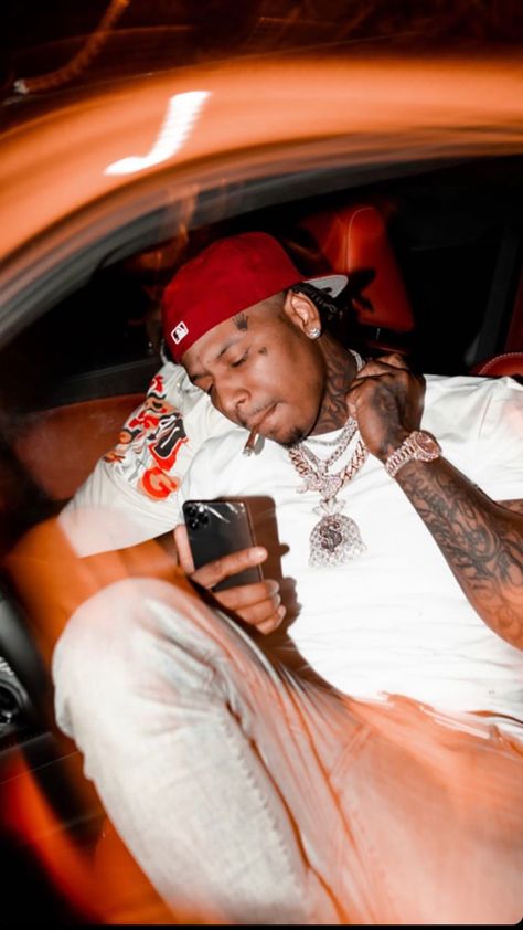 Moneybagg Yo Aesthetic Wallpaper, Rylo Rodriguez Wallpaper, Moneybagg Yo, Hood Wallpapers, Chris Brown Videos, Motorcycle Images, Rapper Outfits, Dark Skin Boys, Black Men Street Fashion