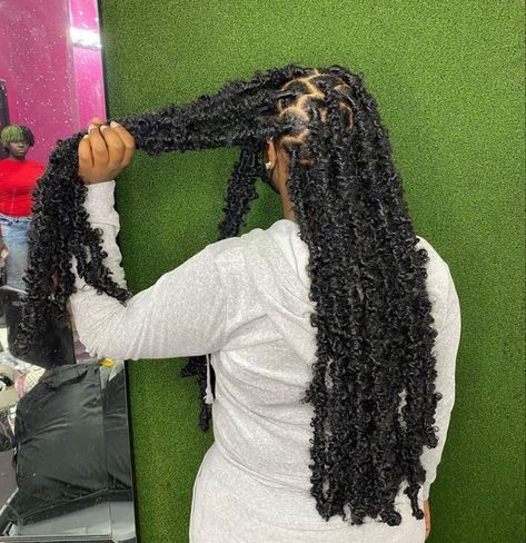 Jumbo Butterfly Locs Long, Butterfly Locks Long, Butter Locs, Passion Locs, Soft Locs, Butterfly Locs, Big Box Braids Hairstyles, Faux Locs Hairstyles, Braided Cornrow Hairstyles