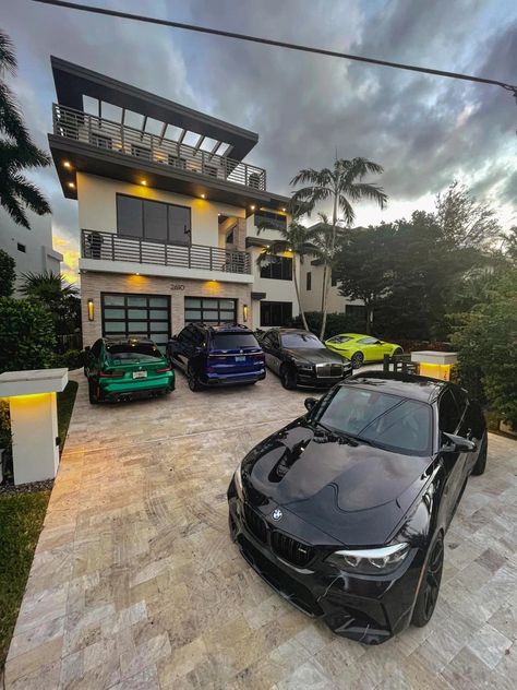 Garage Goals Cars, Mansion With Cars, 12 Car Garage, Kardashian Cars, Big Mansions, Dream Cars Bmw, Dream Life House, Luxury Lifestyle Dreams, Big Car