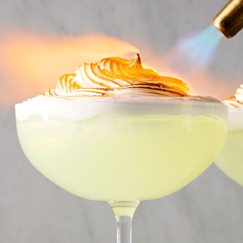 Delish Vodka Lemon, Spring Cocktails Recipes, Easy Cheap Dinners, Meringue Recipe, Pizza Sauce Homemade, Martini Recipe, Swiss Meringue, Lemon Meringue Pie, Sweet Tart