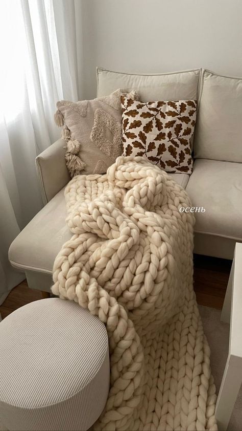 Hygge Home Inspiration, Fall Aesthetic Home, Hygge Interior, Hygge Aesthetic, Deco Studio, Dream Apartment Decor, Chunky Blanket, Hygge Home, Home Design Living Room