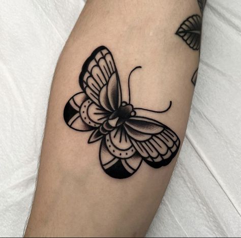 Traditional Moth Tattoo, New Tattoo Styles, Traditional Butterfly Tattoo, Vintage Style Tattoos, Traditional Tattoo Inspiration, Small Butterfly Tattoo, Bug Tattoo, Moth Tattoo, Butterfly Tattoo Designs