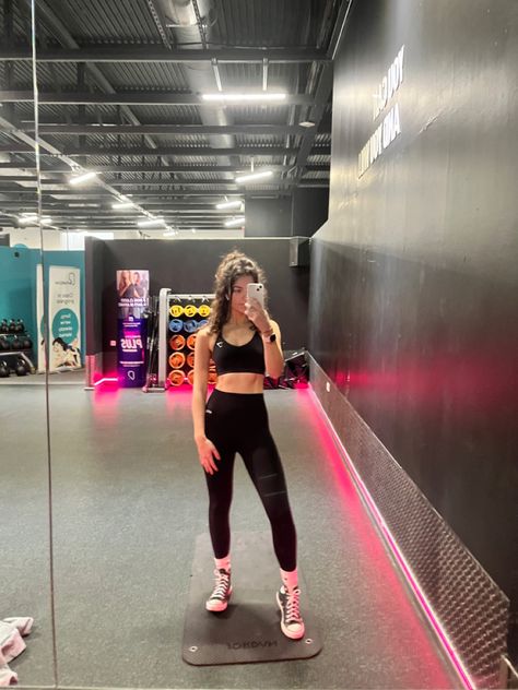 Gym Fit With Converse, Gym Outfits With Converse, Fits With Converse, Aesthetic Gym Outfits, Converse Gym Outfit, Gym Routine Women, Girl Gym Outfits, Gym Outfits For Women, Gym Outfit Ideas