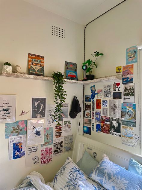 insta madicorcorann Minimalist Beach Bedroom Ideas, Beach Photo Wall, Collage Wall Bedroom, Beach Dorm Room, Beachy Dorm Room Ideas, Surfer Room Aesthetic, Surfer Room Decor, Surfboard Room, Beach Room Aesthetic