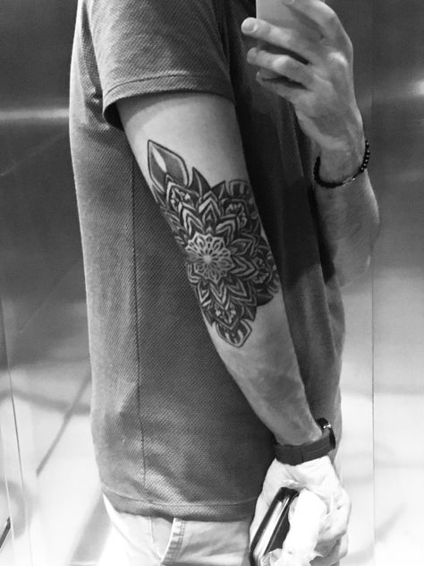 Elbow Tattoo Men Back Of, Above Elbow Tattoo Men, Men Elbow Tattoo, Tattoo Elbow Men, Mens Elbow Tattoo Ideas, Geometric Tattoo Elbow, Mandala Tattoo Elbow, Mandala Elbow Tattoo, Elbow Mandala Tattoo