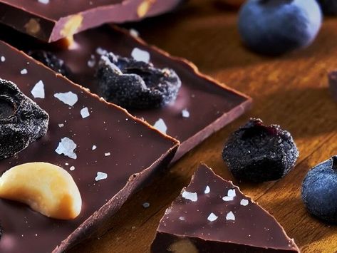 Easy Maine Wild Blueberry Chocolate Bark Recipe - NewsBreak Chocolate Bark Recipe, Cream Cheese Bars, Sweet Potato Biscuits, Blueberry Chocolate, Chocolate Pairings, Chocolate Recipes Homemade, Quick Treats, Cider Recipe, Blueberry Cream Cheese