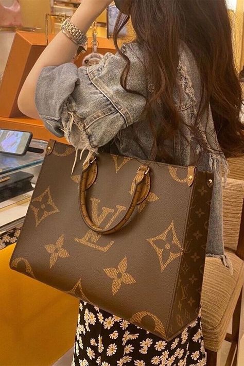 Louis Vuitton Outfit, Louis Vuitton Gm, Louis Vuitton Onthego, Branded Tote Bags, Louie Vuitton, Louis Vuitton Monogram Bag, Louis Vuitton Travel, Replica Louis Vuitton, Luxury Bags Collection