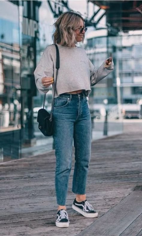 12 Simple Outfits That Will Make You Cute AF – Society19 Black Blazer Casual, White Flare Pants, Olive Green Jeans, Outfits Primavera, Look Jean, Yellow Jeans, Black Capri Pants, Sweatpants Outfit, Jeans Outfit Casual