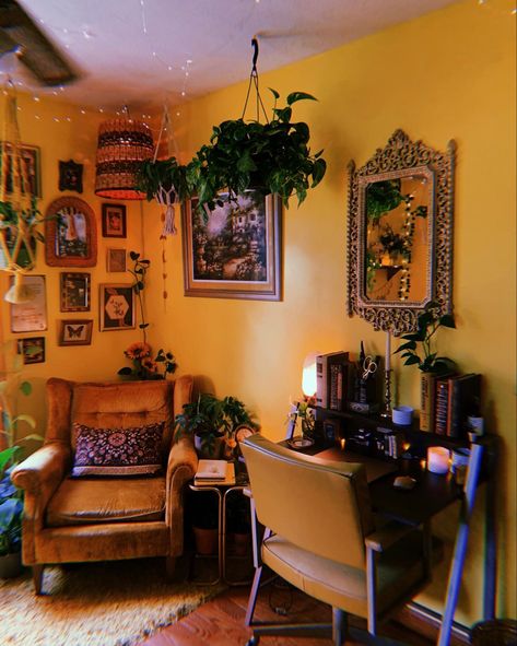 Yellow Light Room Aesthetic, Yellow Bohemian Living Room, Yellow Walls Aesthetic, Yellow Wall Apartment, Yellow Eclectic Bedroom, Orange Wall Room Aesthetic, Hufflepuff Living Room Aesthetic, Yellow Walls Room Aesthetic, Yellow Bedroom Walls Aesthetic