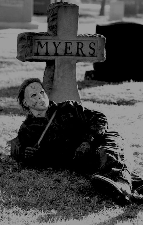 Cheers Michael Myers! You were the reason I fell in love with/am scared on Halloween!!! Images Terrifiantes, Horror Movies Funny, Halloween Memes, Horror Movie Icons, Halloween Prop, The Boogeyman, Funny Horror, Michael Myers Halloween, Halloween Yard