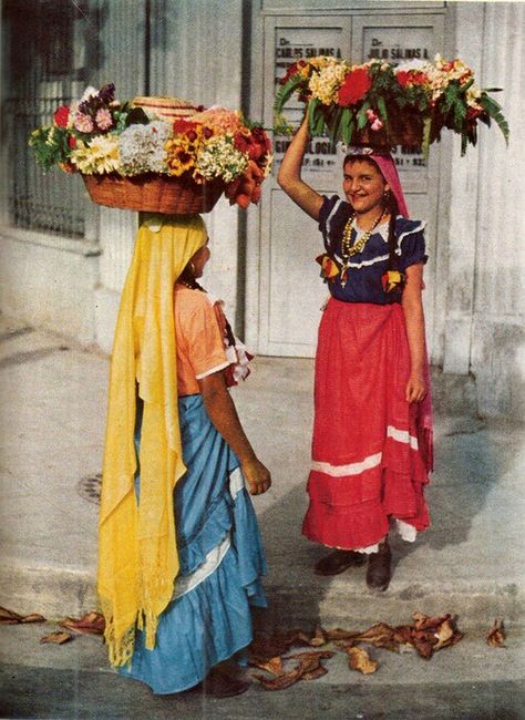 National Geographic, 1944 El Salvador Photography, Pipil El Salvador, El Salvador Women, South America Culture, Salvadoran Culture, El Salvador Art, Juayua, El Salvador Culture, Afghanistan Women