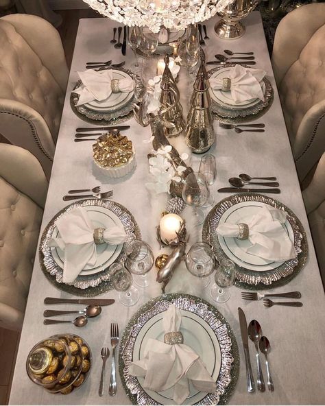 Fine Dining Table Setting, Table Setting Etiquette, Modern Dining Room Ideas, Classic Dining Table, Table Place Settings, Dining Table Accessories, Dining Room Ideas, Table Set Up, Restaurant Tables