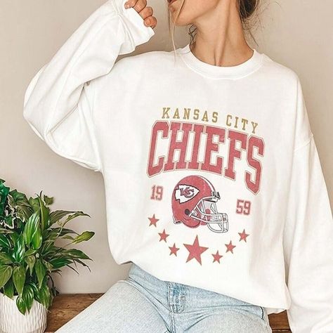 Unisex Sweatshirts -Non Fitting -Runs True To Size -Available In S, M, L, Xl, 2xl,3xl - 100% Cotton Material: Our Products Are Officially Licensed, Designed And Printed In Usa. - Fast Shipping: Shipped Directly From Usa. Chiefs Sweatshirt, Kansas City Kansas, Varsity Sweatshirt, Kansas City Football, Football Sweatshirt, Retro Football, Thermal Shirt, Sports Hoodies, Kansas City Chiefs