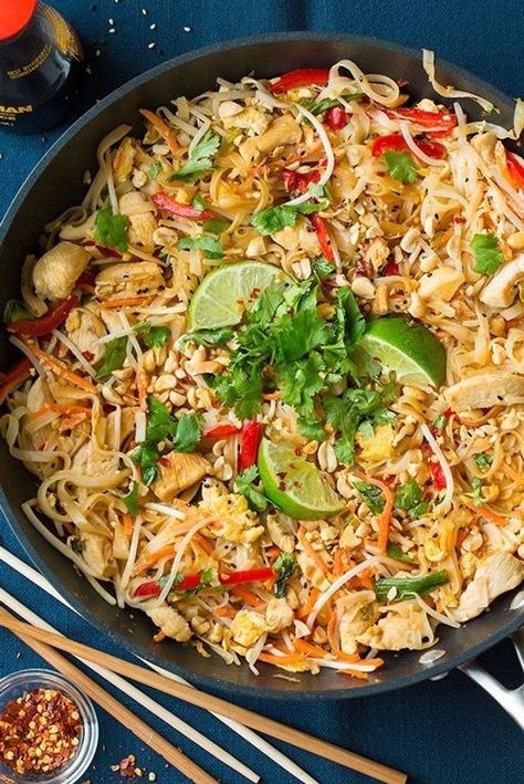 Pad thaï au poulet - On fond pour le pad thaï - Elle à Table Chicken Pad Thai, Amazing Chicken, Chinese Vegetables, Pad Thai Recipe, Asian Inspired Dishes, Cooking Classy, Thai Food, Asian Dishes, Pinterest Recipes