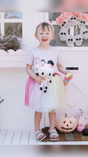 Jillian║Motherhood - DIY - Home Decor - Fashion on Instagram: "🌈 POPPY’S HALLOWEEN COSTUME REVEAL Her request this year - Rainbow “Gabby Cat” Turns out sewing twinkle lights into a tutu is incredibly time consuming… 🤦‍♀️ Alll worth it for that smile though! ✨ Realllly hoping Hattie likes @gabbysdollhouse so I can hand this down after all that work 🙊 Anyone else’s kids sleeping in their costumes tonight? 😂 Face paint - @mcobeauty Face glitter - @theglittertribe . . . . . . #halloweencostu Gabby Dollhouse Family Costume, Cakey Gabby Doll House Costume, Gabby Cat Halloween Costume, Gabby Cat, Cat Costume Kids, Mum Style, Quick Halloween Costumes, Dollhouse Family, Toddler Modeling