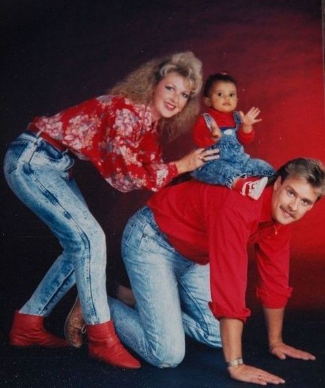 36 Hilarious Family Photoshoots That Are Awkward, Silly, or Just Plain Funny - Awkward Family Photos Christmas, Funny Family Portraits, Awkward Family Pictures, Awkward Family Portraits, Awkward Family Christmas, Funny Photoshoot Ideas, Jcpenney Portraits, Sisters Photo, 80s Pictures