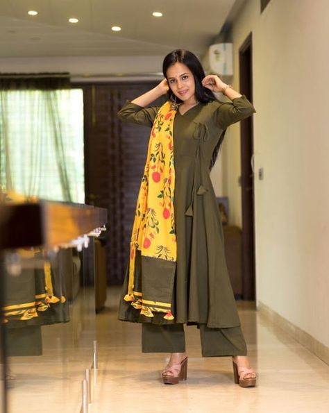 Printed dupatta with plain Angrakha style kurti. Color matching look beautiful Angharka Style Kurti, Angharka Style, Angrakha Style Kurti, Anarkali Designs, Long Kurtas, Combination Dresses, Style Kurti, Angrakha Style, Salwar Pattern