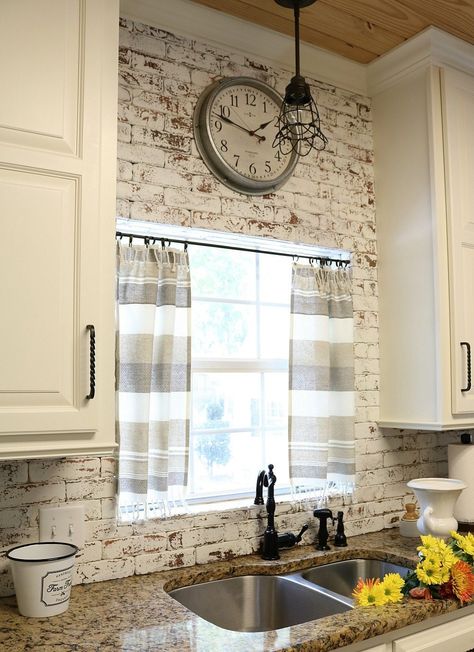 10 Min decor idea make these curtains in not time Farmhouse Kitchen Curtains, Farmhouse Kitchen Backsplash, Interior Boho, Kitchen Design Diy, Paint Kitchen, Kitchen Backsplash Designs, Diy Ikea Hacks, Rustic Farmhouse Kitchen, Classic Kitchen