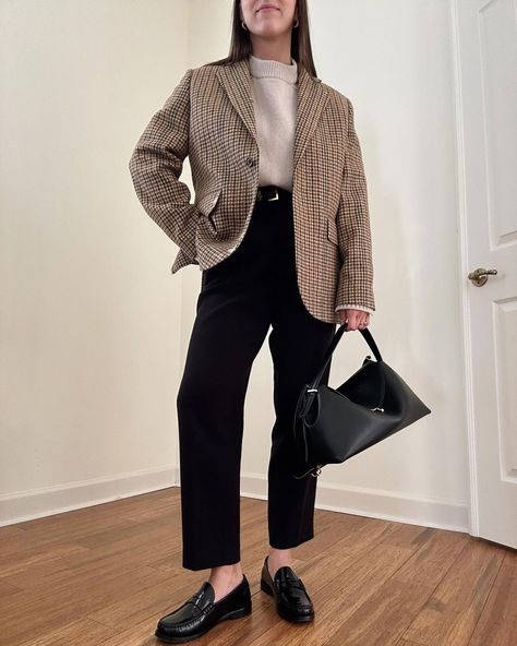 A classic + cozy look 🍁🖤 Blazer & bag - @sezane Sweater - @soeur_paris Denim - @toteme Sneakers - @adidas https://liketk.it/4oimT… | Instagram White Faux Fur Jacket, Checkered Blazer, Beige Trench Coat, Black Leather Leggings, Vans Outfit, Long Black Coat, Beige Jacket, Stylish Fall Outfits, Fashion Business Casual