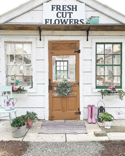 She Shed Ideas: 16 Design & Organization Tips She Shed Exterior Ideas, She Shed Exterior, Rustic She Shed, Shed Exterior Ideas, She Shed Decorating Ideas, She Shed Ideas, She Shed Designs, She Shed Interior, Rustic Shed