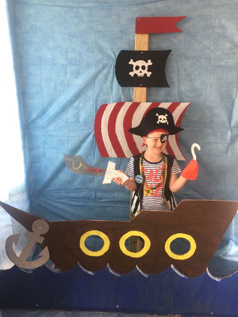 Photo booth Pirate Photo Booth, Candy Land Decorations Diy, Pirate Classroom, Pirate Themed Birthday Party, Pirate Photo, Candy Land Decorations, Diy Candy Land, Pirate Themed Birthday, Boat Crafts