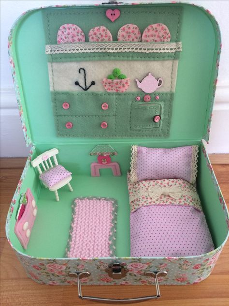 Doll Suitcase, Fabric Doll House, Mini Doll House, Doll House Crafts, Sewing Dolls, Sewing Toys, Felt Dolls, Doll Crafts, Felt Toys