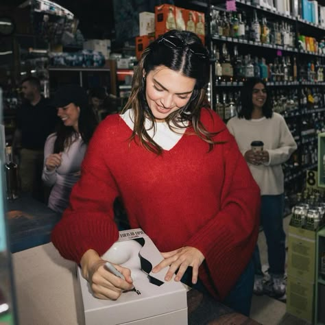 Kendall Jenner Sweater, Kendall Kenner, Kendall Jenner 818, Living So Good, Kendall Jenner Outfits Casual, 818 Tequila, Kendall Jenner Icons, Gigi Kendall, Kendall Kylie Jenner