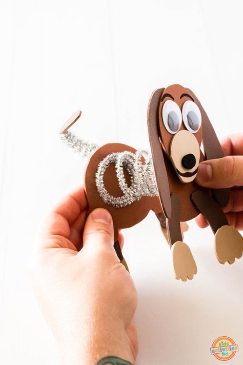 Toy Story Slinky Dog - An Easy Toy Story Craft Toy Story Slinky Dog, Disney Crafts For Kids, Toy Story Crafts, Toy Story Slinky, Slinky Dog, Toy Story Birthday Party, Simple Toys, Disney Day, Dog Crafts