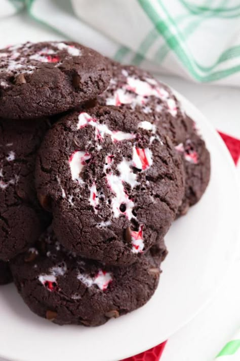 Chocolate Peppermint Cake Mix Cookies Chocolate Peppermint Cake Mix Cookies, Peppermint Hot Cocoa Cookies, Peppermint Brownie Cookies, Surprise Cookies, Peppermint Bark Cookie, Chocolate Peppermint Cake, Brownie Mix Cookies, Surprise Cookie, Chocolate Cake Mix Cookies