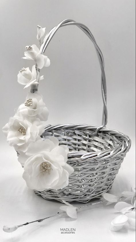 Flower Girl Basket Ideas, Diy Flower Girl Basket, Wedding Baskets, Christmas Basket, Flower Girl Baskets, Wooden Basket, A Beautiful Flower, Wedding 2025, Round Basket