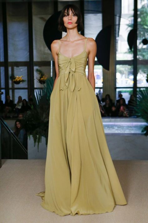 Unusual and eye catching color choice for a rehearsal dinner dress! Derek Lam Spring 2018 RTW Spring Garden Party Outfit, March Wedding Guest Outfit, Cherry Lips, Amazing Dresses, Fashion 90s, Rehearsal Dinner Dresses, Dress Inspo, Dinner Dress, Derek Lam