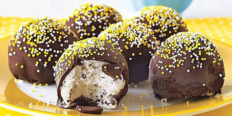 Ice Cream Ball Recipe, Bonbons Recipe, Ice Cream Balls, Bon Bons Recipe, Ice Creamery, Chocolate Wafer Cookies, Ice Cream Bites, Frozen Dessert Recipe, Caramel Ice Cream