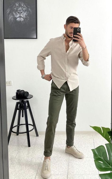 Chinos Men Outfit, Beige Hose, Mens Smart Casual Outfits, Mens Business Casual Outfits, Herren Style, Minimalist Fashion Men, Pants Outfit Men, Formal Men Outfit, Classy Outfits Men