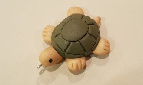 Timmy The Turtle Polymer Clay Charm via @makerheart Turtle Polymer Clay, Clay Friends, Clay Date, Polymer Clay Turtle, Clay Turtle, Clay Crafts For Kids, Clay Keychain, Clay Magnets, Sculpey Clay