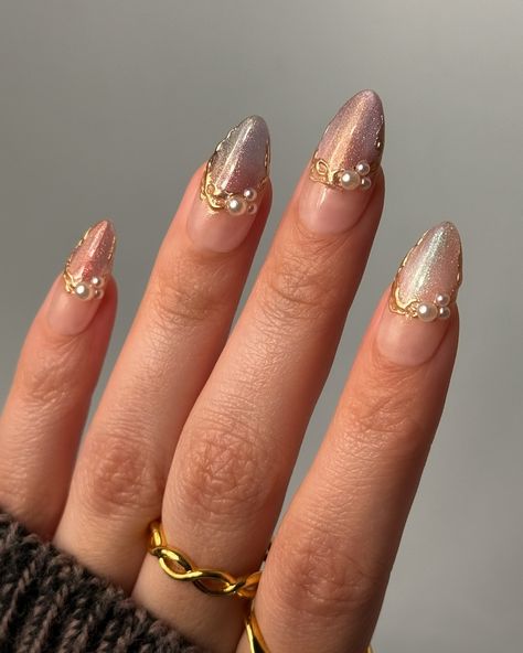 🌙 New Moon 🌙 This collection is so beautiful I had to pair it with gold chrome & pearls 🤍 • use code: COLORNOOK to save on your purchase @sweetienailsupply • use code: THECOLORNOOK to save on your purchase @nominal #Sweetienailsupply #nailartist #gelnails #dvok #nailart #gelnailart #pearlnails #goldchrome #cateye gold chrome and pearl new moon Dvok gel nail art Cateye Chrome Nail Art, Pearl Shimmer Nails, Pearl Nail Art Designs, Chrome Cateye Nails, Gold Cateye Nails, Gold And Pearl Nails, Gold Cat Eye Nails, Charmed Nails, Cateye Nailart