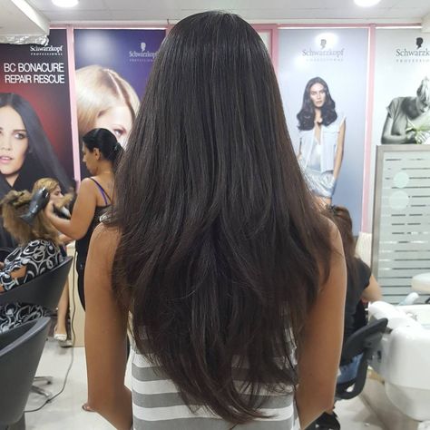 Black Hair Layers, Long Straight Layered Hair, V Cut Hair, V Shaped Haircut, V Shape Hair, Straight Layered Hair, Straight Black Hair, Long Layered Haircuts, Haircuts Straight Hair