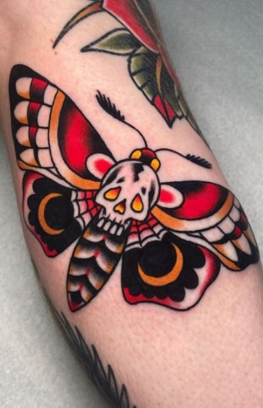 Tattoos Moth, Tradition Tattoo, Traditional Moth Tattoo, Moth Tattoos, Tattoo Pierna, Moth Tattoo Design, Traditional Tattoo Inspiration, Tattoo Me, Traditional Style Tattoo