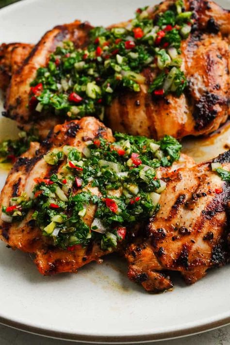 Chicken Grill, Chimichurri Chicken, Marinate Chicken, Grill Chicken, Quick And Easy Appetizers, Fresh Salad, Chimichurri Sauce, Red Chili Flakes, Chicken Dishes Recipes