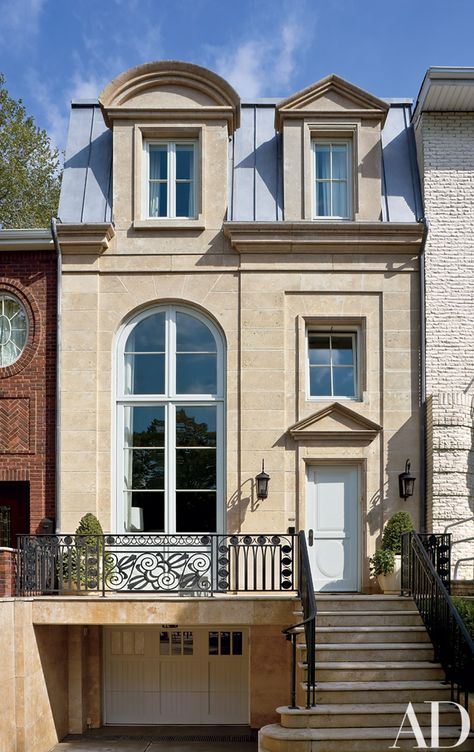 New York Townhouse, Townhouse Exterior, Townhouse Designs, Narrow House, Row House, City House, Facade Design, Facade House, Brooklyn New York