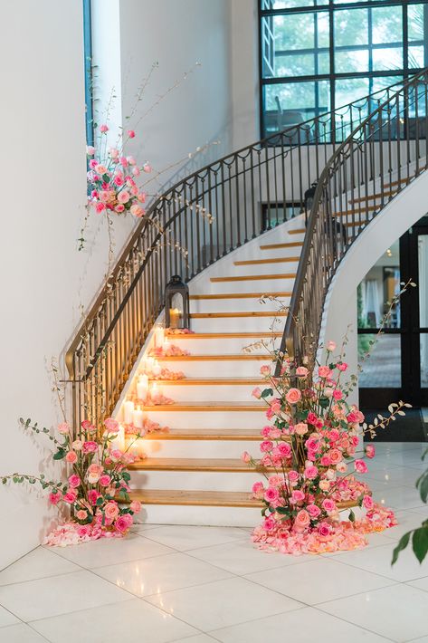 Double Staircase Wedding Decor, Stairwell Wedding Decor, Stairs Party Decoration, Staircase Decor Wedding, Wedding Stairs Decoration, Stairs Decoration Wedding, Stair Decorating Ideas For Wedding, Wedding Staircase Decoration, Staircase Wedding