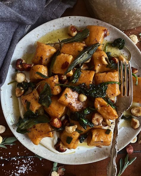 Homemade Sweet Potato Gnocchi with Brown Butter Sage & Spinach Sauce. Fall gnocchi dishes are definitely some of my favorite. These sweet potato gnocchis in a brown butter sauce are definitely at the top of my list. First of all there’s nothing better than a homemade gnocchi. But the nutty b Butternut Squash Sage, Brown Butter Sage, Pistachio Crusted Salmon, Buttery Shrimp, Gnocchi Dishes, Spinach Sauce, Spinach Artichoke Chicken, Brown Butter Sauce, Beef Carpaccio